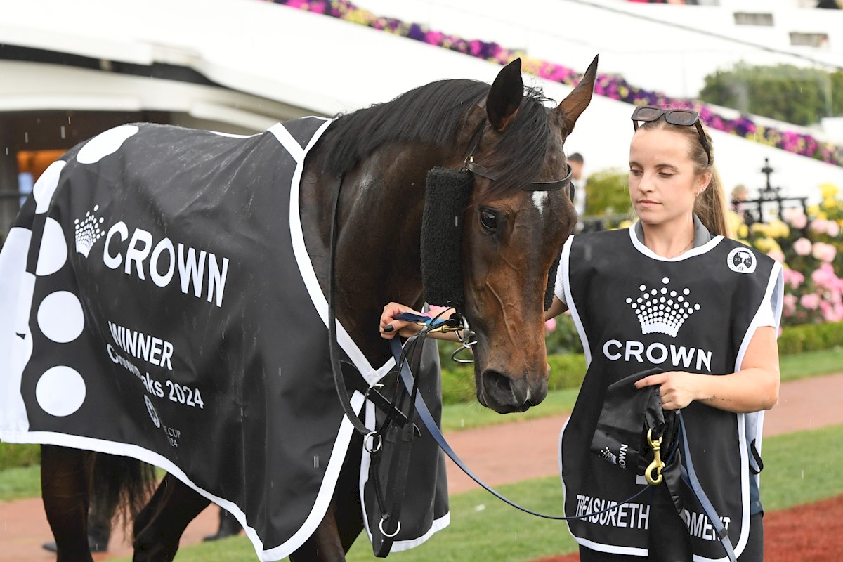 Treasurethe Moment & Isabelle after winning the Crown Oaks